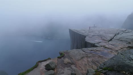 Excursionistas-En-La-Niebla-Y-La-Lluvia-En-La-Roca-Del-Púlpito-En-Noruega-En-La-Exploración-De-Aventuras