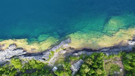 From-above-the-rocky-shore-we-look-into-the-clear-deep-water-of-Georgian-bay,-Canada