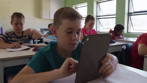 niño usando una tableta digital en la clase