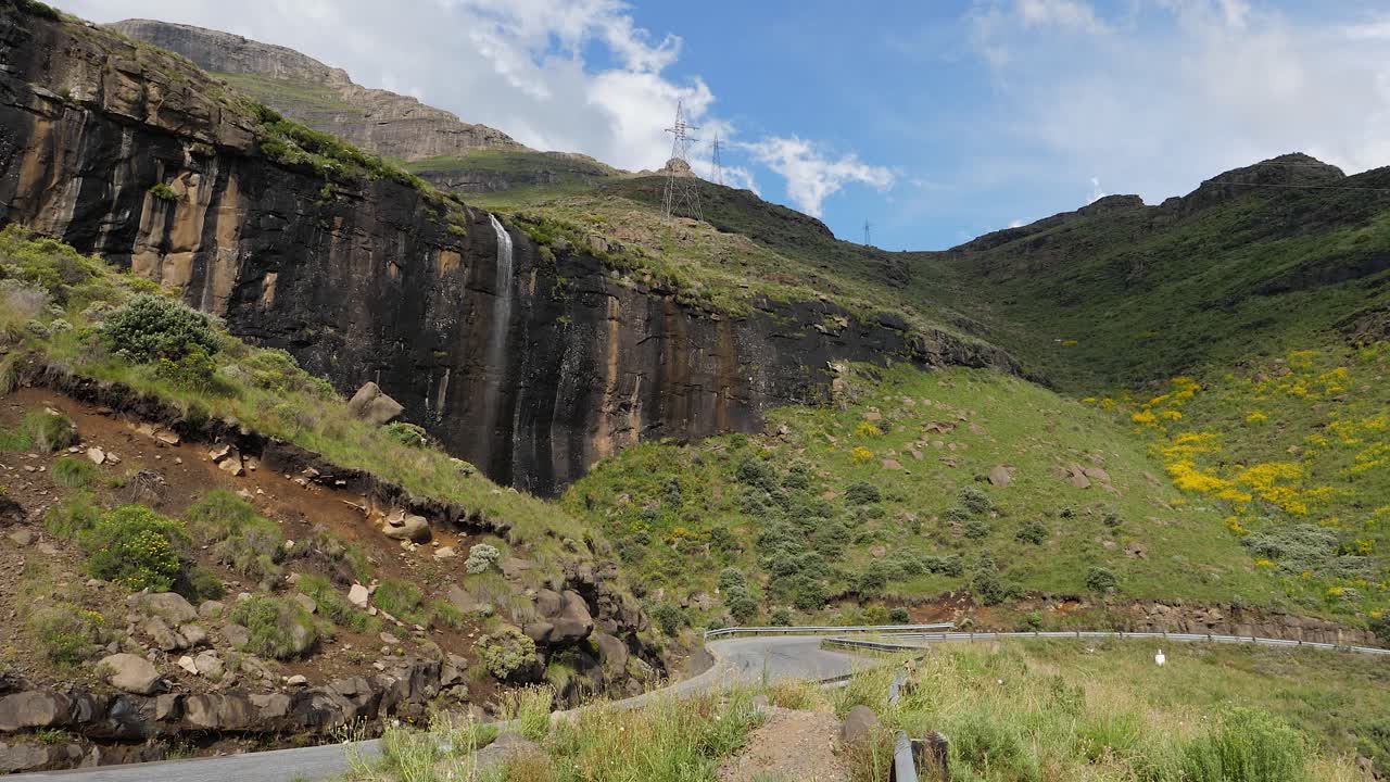 레소토 의 모텐그 패스 에 있는 극적 인 바위 절벽 에 있는 폭포