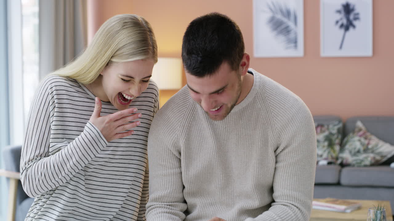 행복 한 부부 가 전화 를 보고 있다