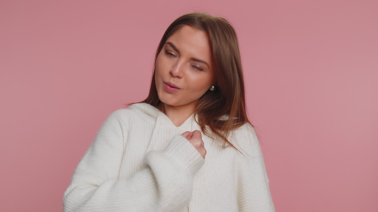 mujer elegante en suéter gritando, levantando los puños en gesto lo hice, celebrando el éxito, ganando