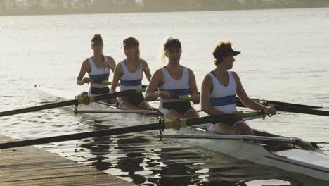 Weibliche-Rudermannschaft-Trainiert-Auf-Einem-Fluss