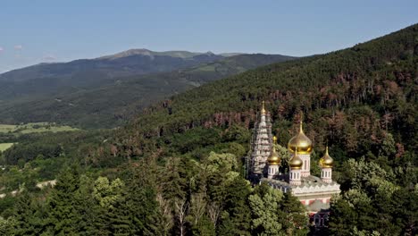 Reparación-De-La-Aguja-Del-Techo-De-La-Iglesia-Conmemorativa-De-Shipka-Con-Andamios-Alrededor