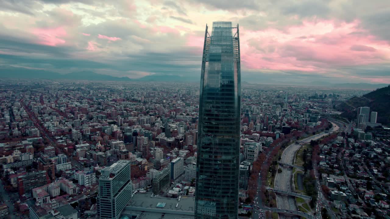 órbita aérea de providencia, torre costanera con un fondo nublado después de la lluvia, santiago, chile