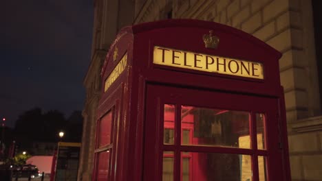 Nahaufnahme-Der-Typischen,-Wunderschönen,-Einzigartigen-Londoner-Roten-Telefonkabine-Bei-Nacht