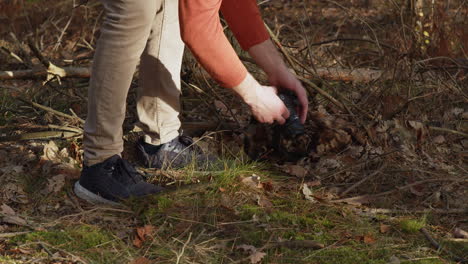 Der-Fotograf-Verlor-Seine-Kamera-Im-Wald,-Fand-Sie-Auf-Dem-Boden-Unter-Blättern,-Glückstag-Oder-Kriminalitätsbeweiskonzept