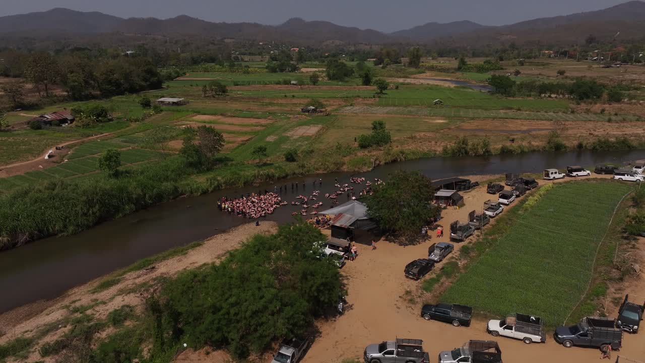 Tubing divertido e bebidas para turistas no Rio Pai, Pai, Tailândia
