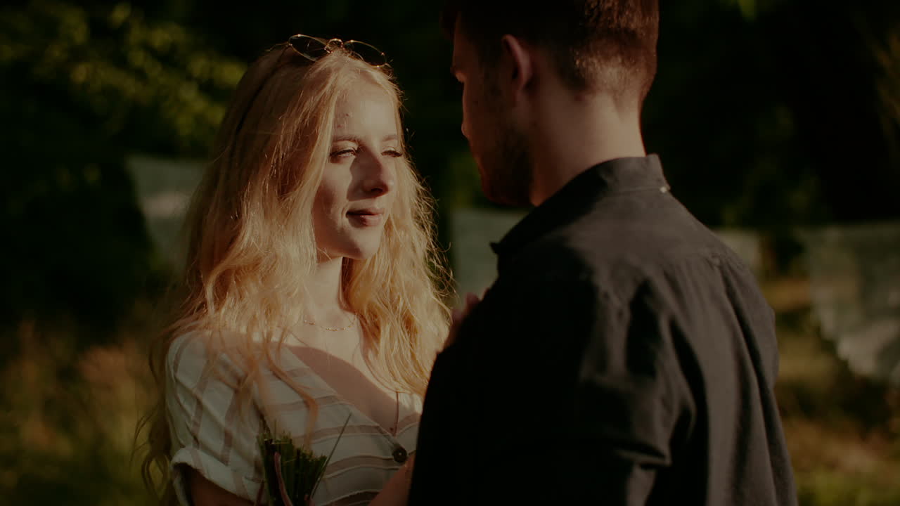 서로를 바라보며 사랑에 빠진 커플 2