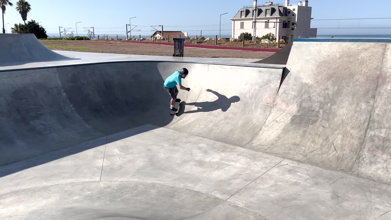 카스카이스 에스토릴 에서 야외 에서 트릭 을 하는 젊은 스케이팅 선수