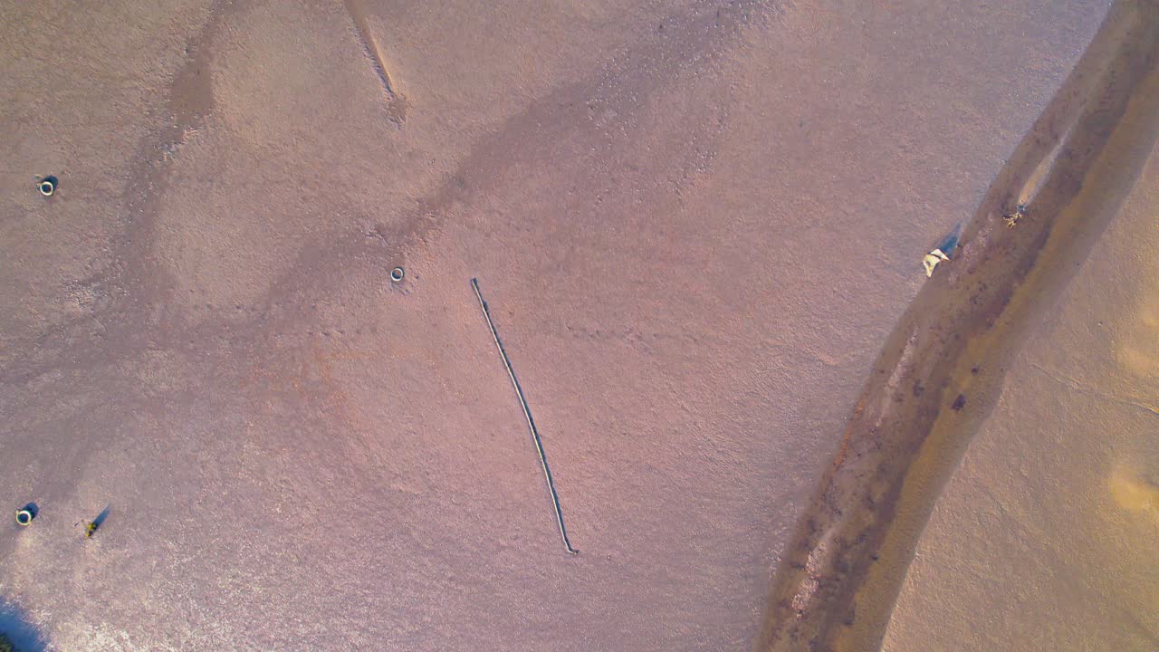 썰물 동안 노출된 모래 해저가 있는 구잔 메스트라스의 화창한 여름날