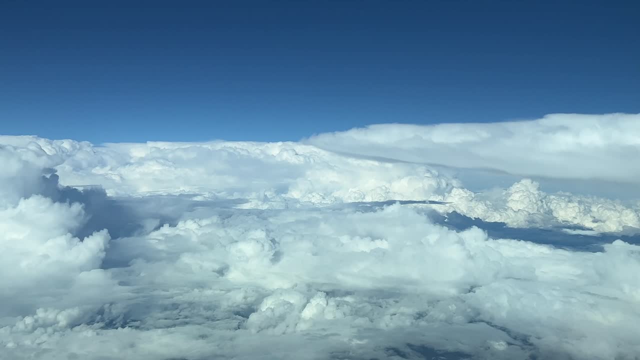 летая через турбулентное небо, множество огромных штормовых облаков на высоте 12000 метров.