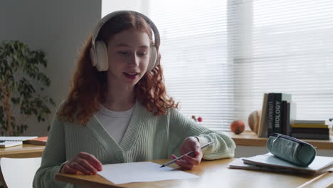 una adolescente que estudia en línea