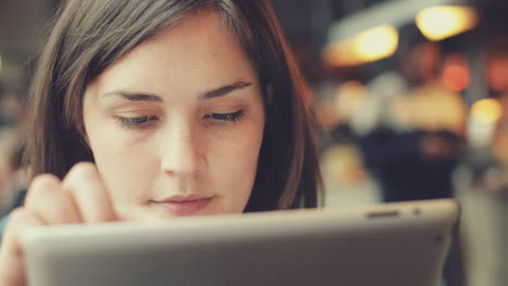 Frau-Benutzt-Touchscreen-Eines-Tablet-Computers-Im-Café