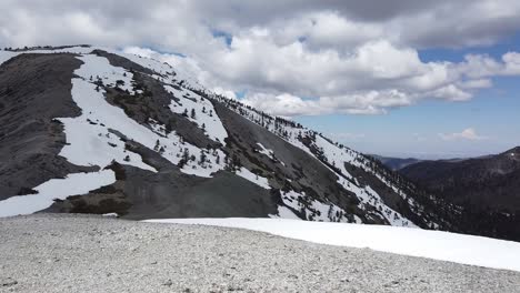 Schwenkaufnahme-Des-Schneebedeckten-Mount-Baldy-Vom-Gipfel-Des-Mount-Harwood-In-Südkalifornien