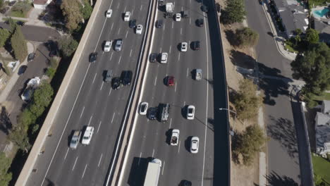 Volando-Por-Encima-Del-Tráfico-En-La-Autopista-101-En-Los-ángeles