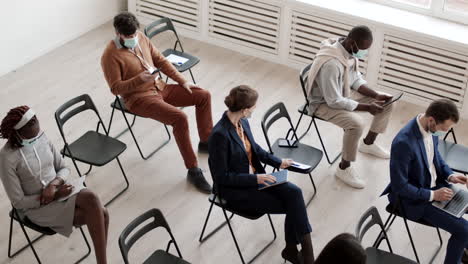 geschäftsleute halten bei konferenzen soziale distanz.
