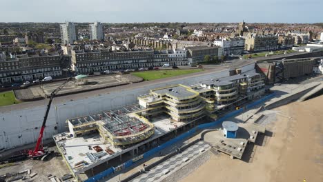 nuevo edificio en ramsgate kent uk en imágenes aéreas de la playa frente al mar 4k