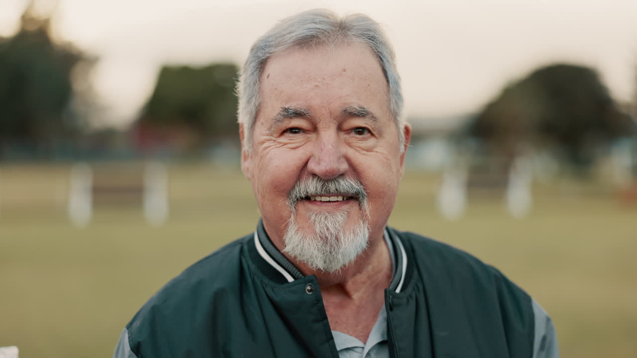 休暇で自然の中で笑顔で笑顔で年配の男性