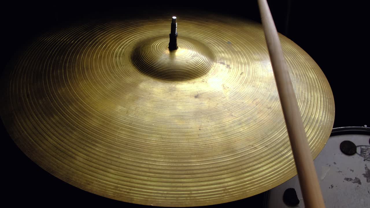 드럼 플레이트 라이드에서 연주하는 가까운 드럼 연주자