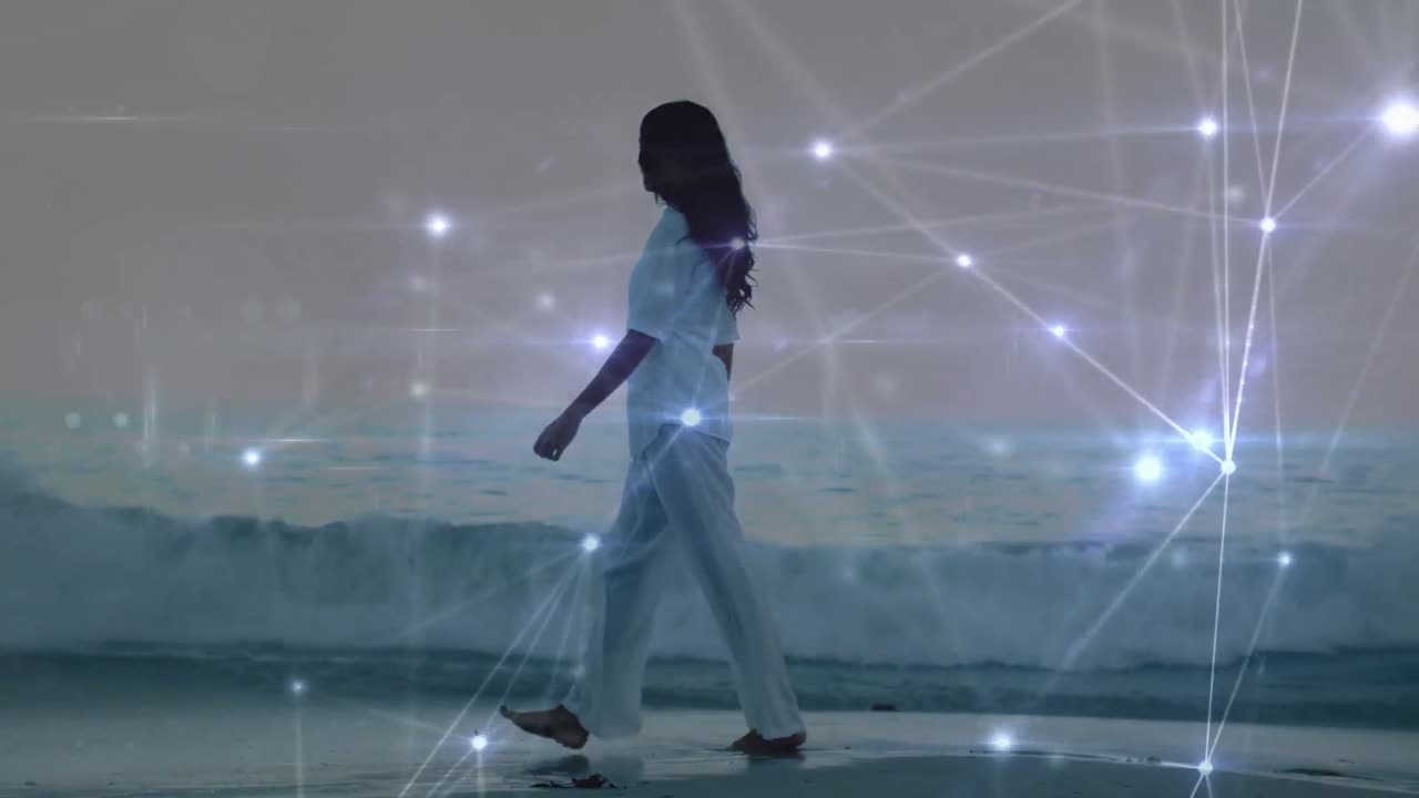 animación de puntos de luz sobre una mujer biracial caminando por la playa