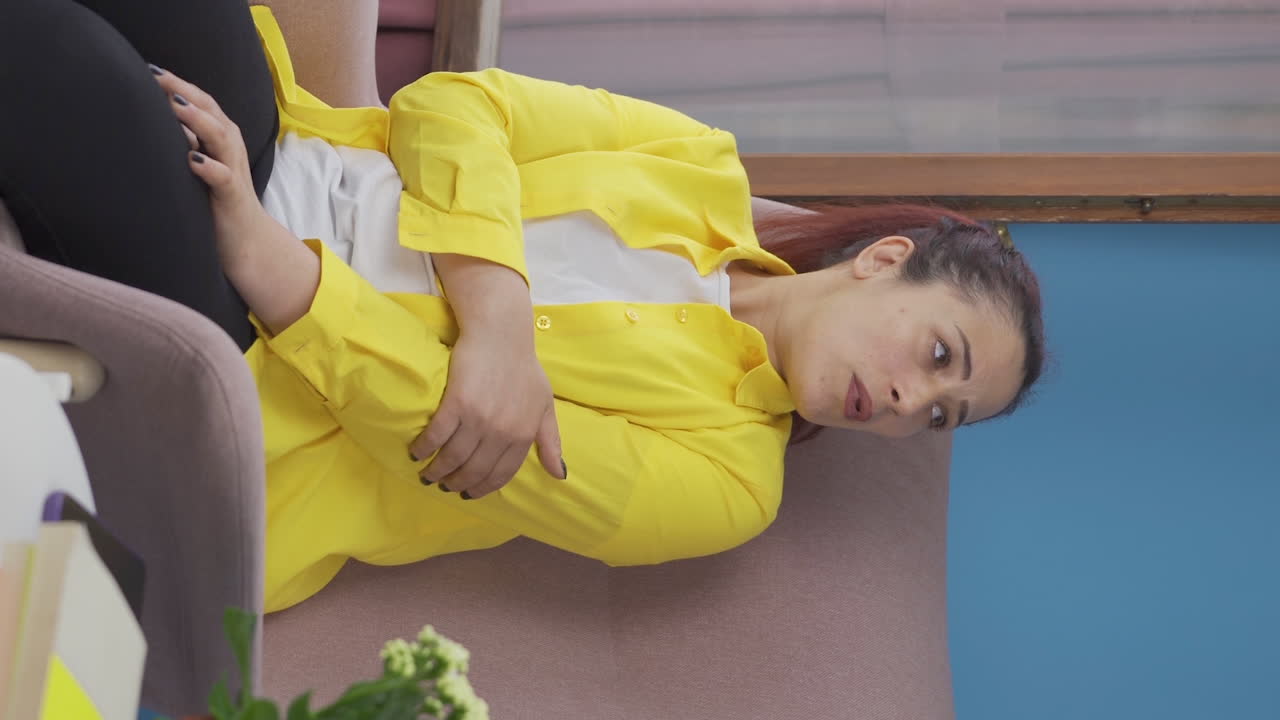 외롭고 슬픈 여성의 수직 비디오.