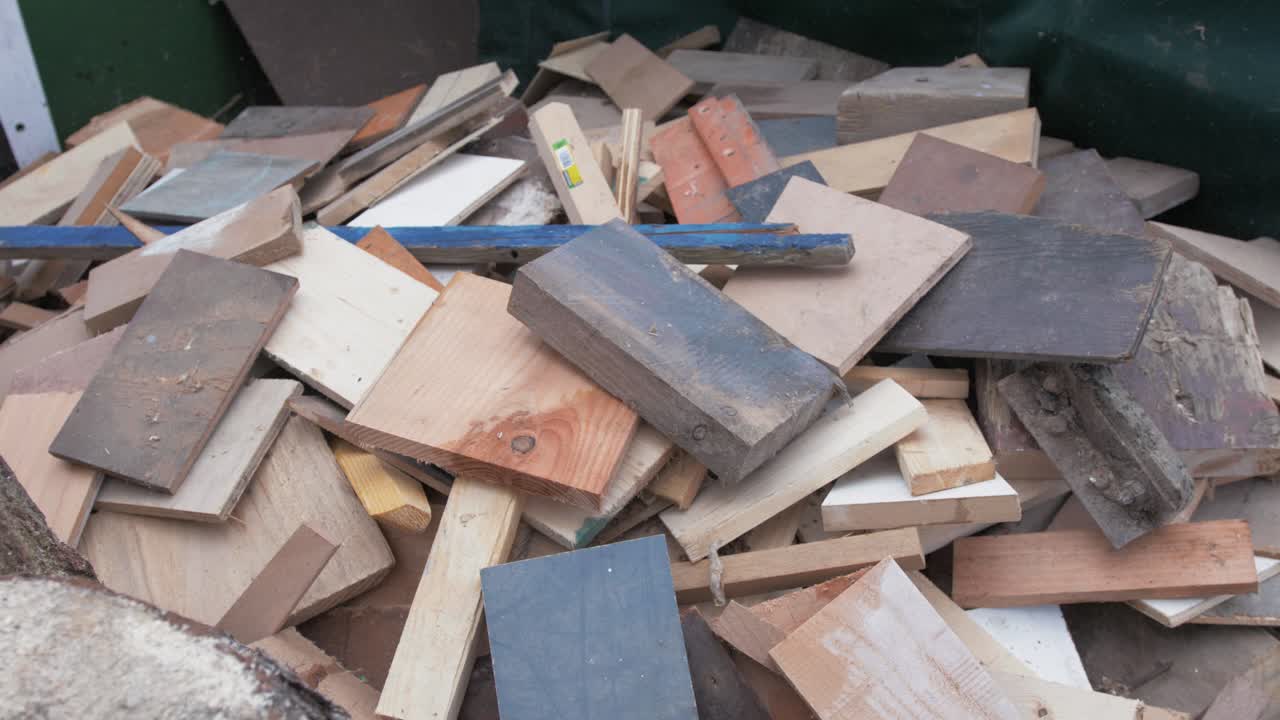 더미 슬로우 모션 샷에 자투리 나무 자투리 던지기