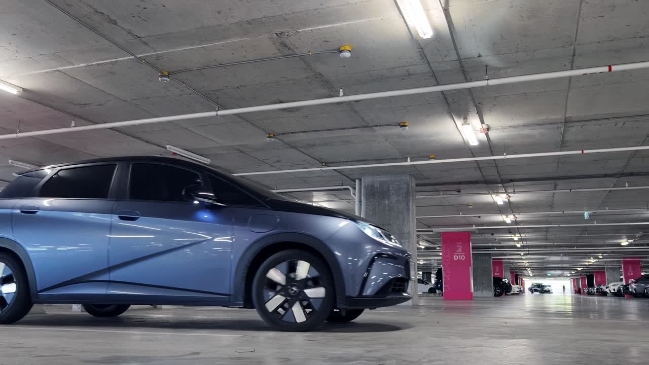 garaje de aparcamiento subterráneo con vehículo eléctrico