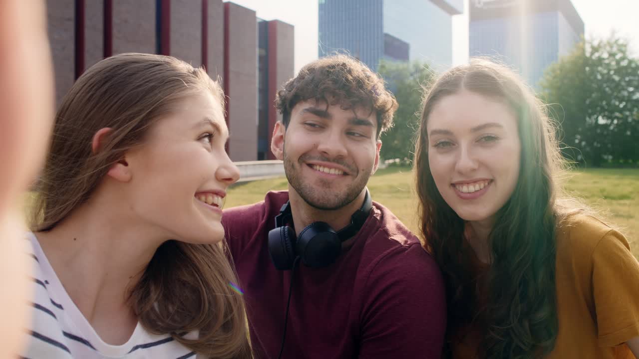 retrato de tres estudiantes universitarios caucásicos sentados fuera del campus de la universidad