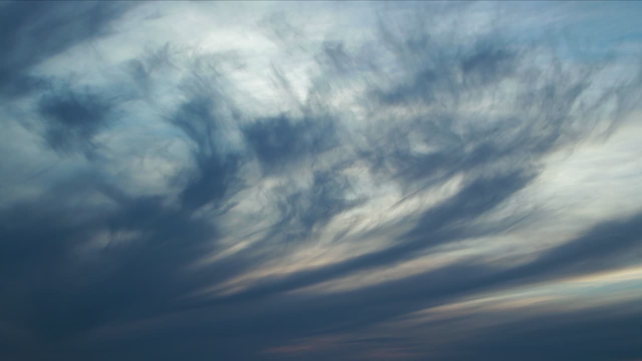 Time lapse di bellissime e suggestive nuvole scure drammatiche che si muovono velocemente dopo il tramonto, inquadratura ampia.