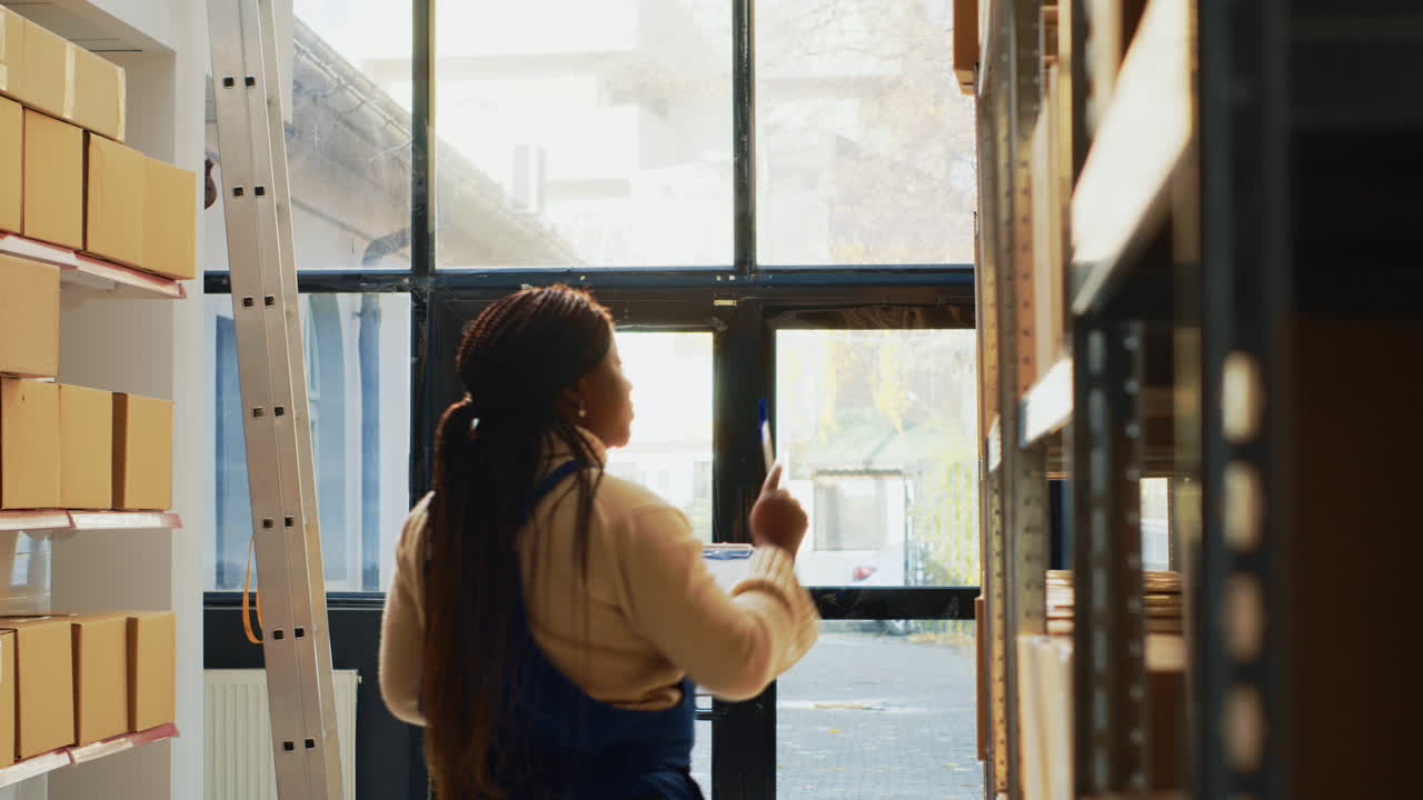 재고를 관리하는 창고 노동자