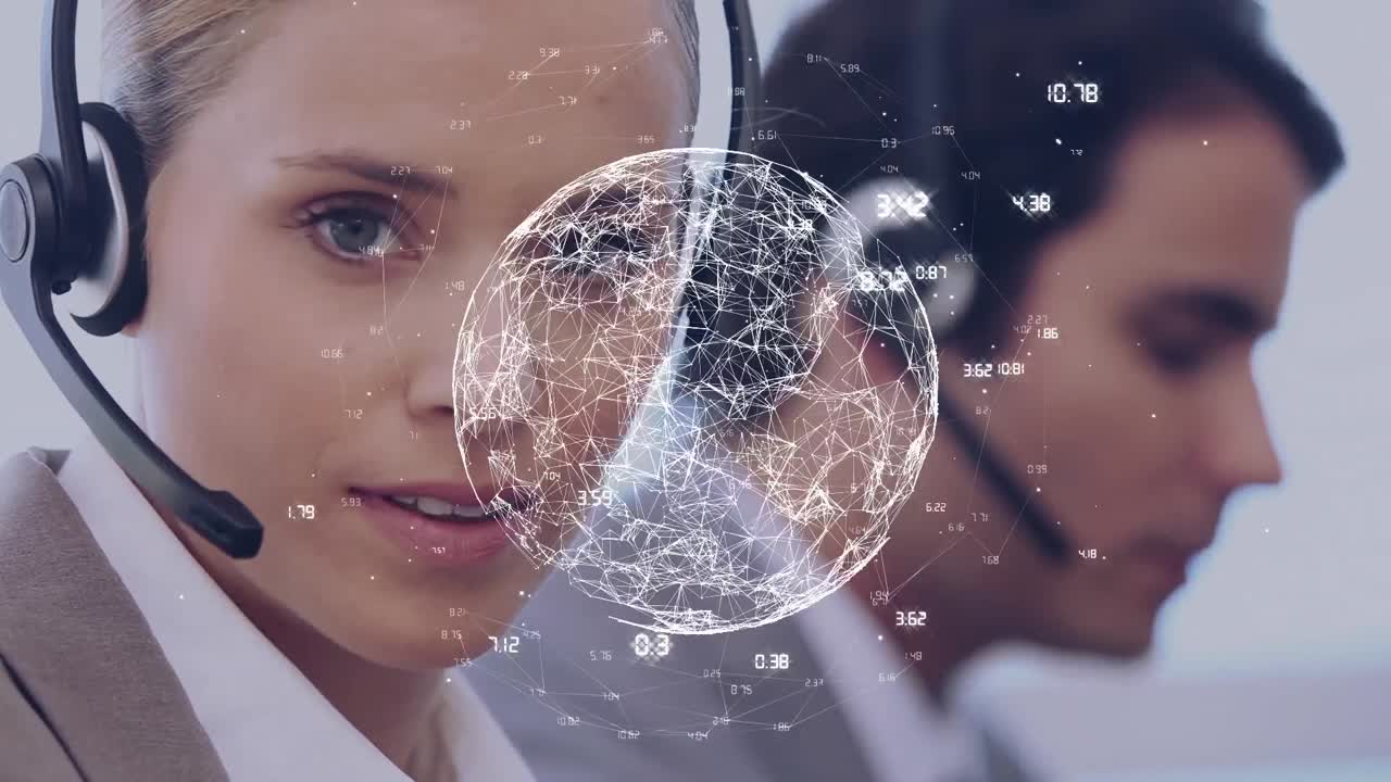 animación del globo con una red de conexiones sobre diversas personas de negocios que usan auriculares telefónicos