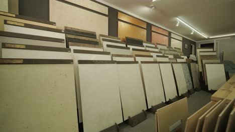muestras de yeso decorativo en paneles. sala de exposiciones