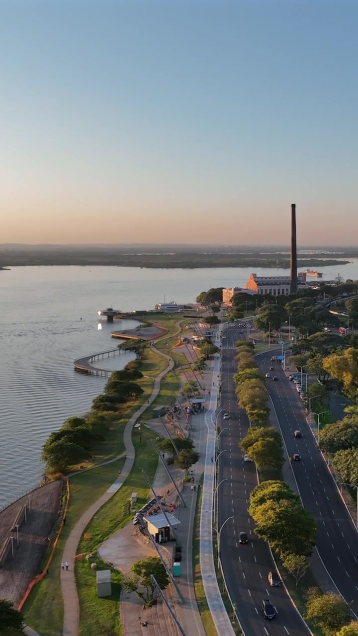 Fiume Guaíba e Usina do Gasômetro sul lungomare di Porto Alegre al tramonto