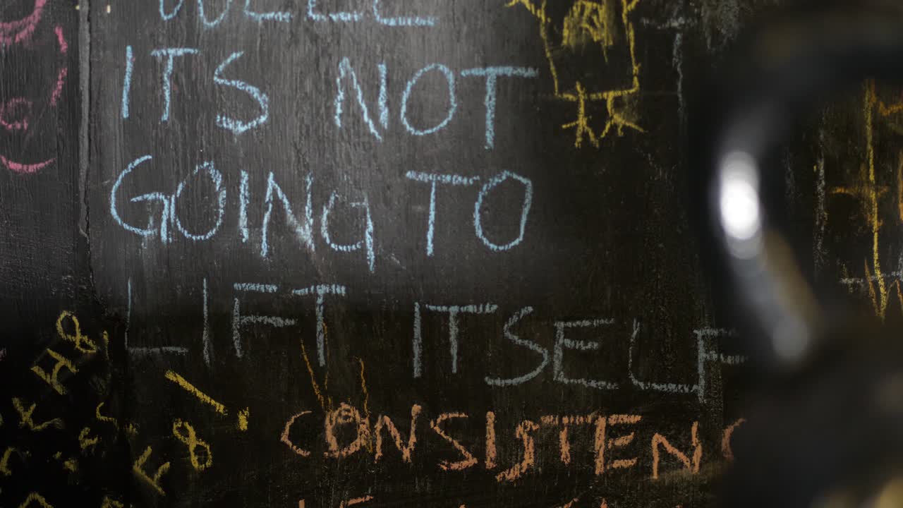 texto motivacional en la pared del gimnasio