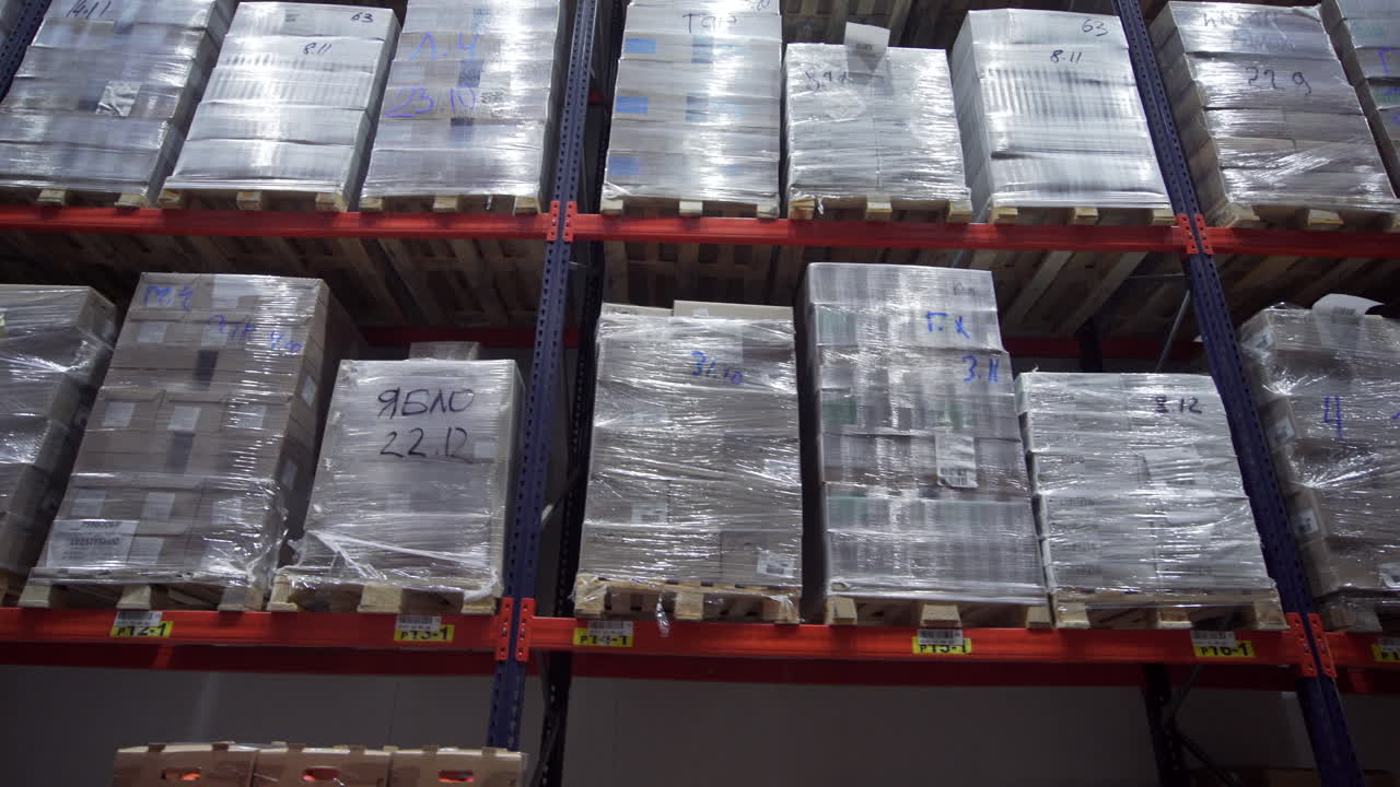 instalación de almacenamiento de almacenes con paletas y cajas