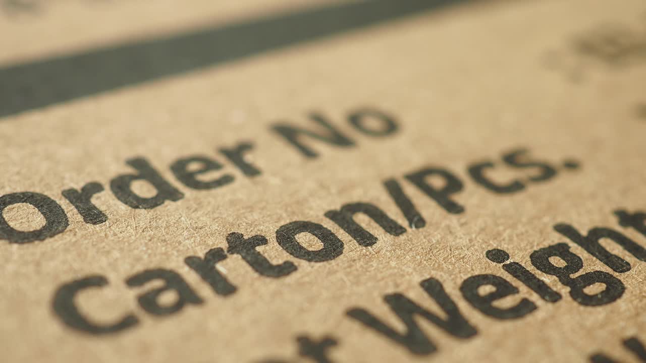 카드보드 배송 라벨의 클로즈업