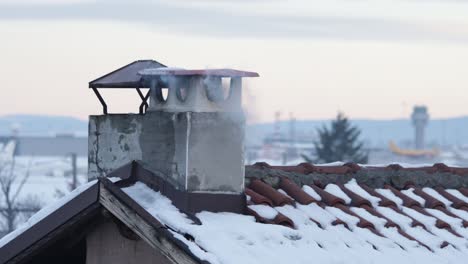 Casa-Residencial-En-Los-Suburbios-Durante-El-Día-Nublado-En-El-Frío-Invierno,-Contaminando-El-Aire-Con-Humo-Espeso