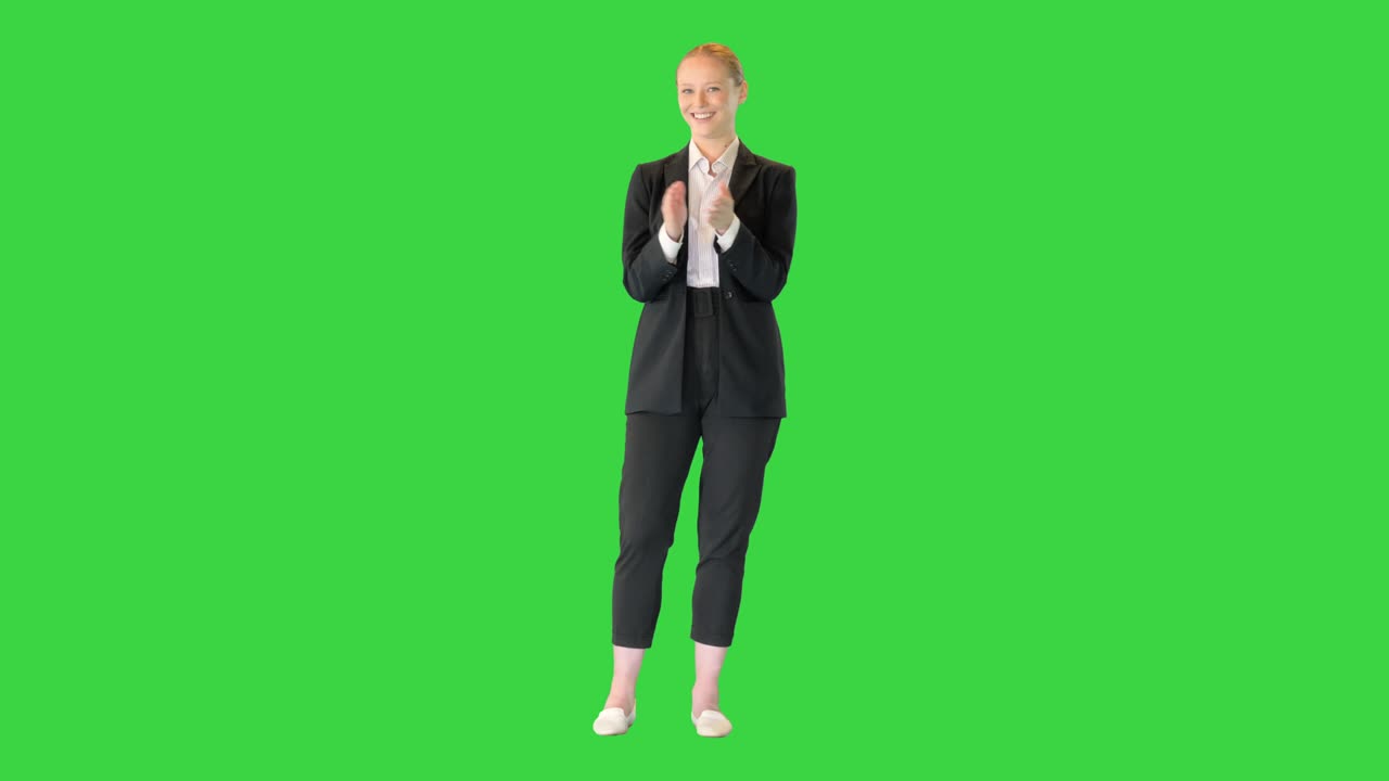 초록색 스크린, 크로마 키에 웃고 손을 치는 예쁜 금발 여자