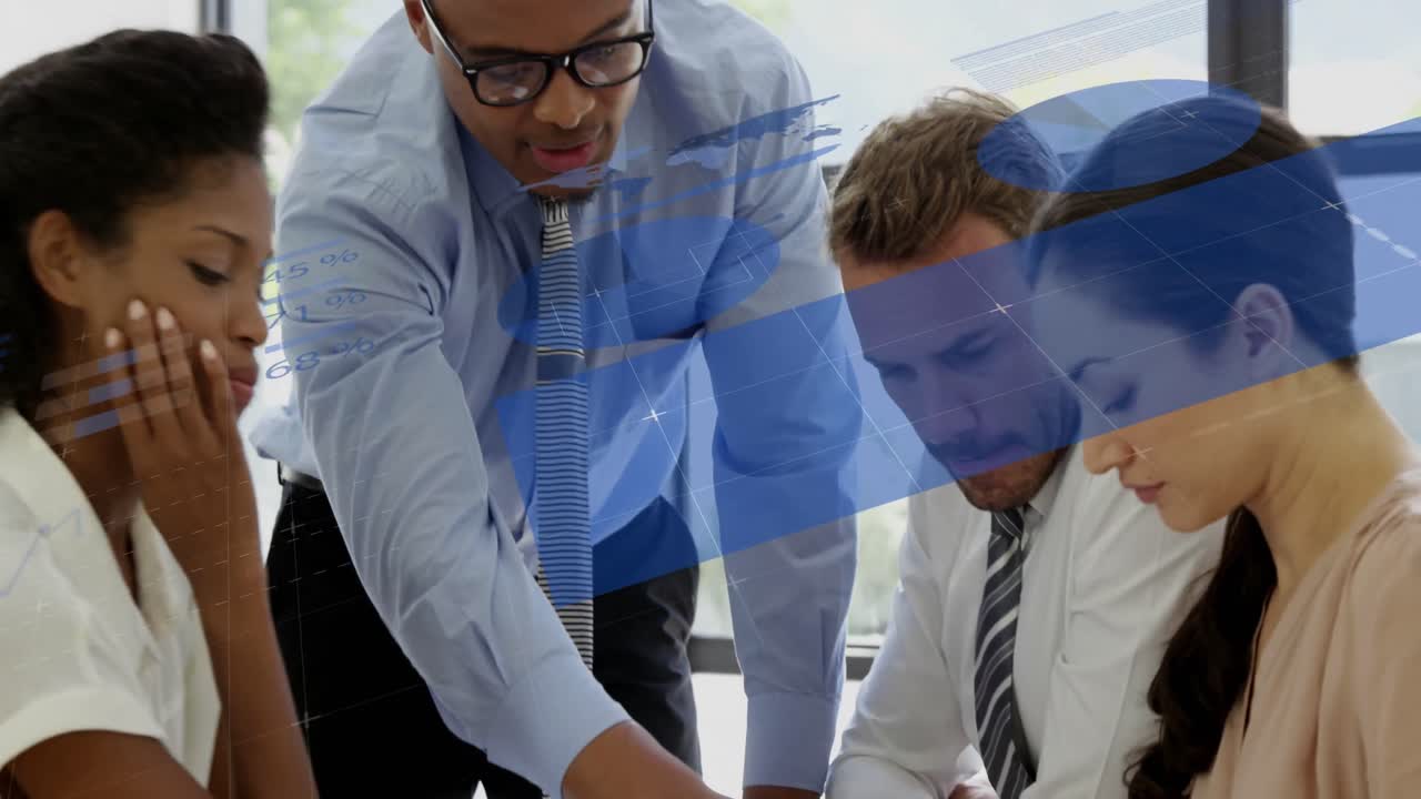 animación de la interfaz infográfica sobre el gerente diverso explicando los informes a los compañeros de trabajo en la oficina