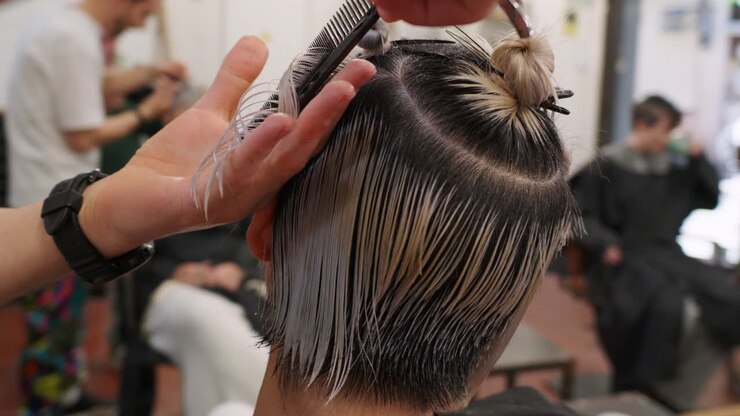 Taglio e colorazione capelli in corso…