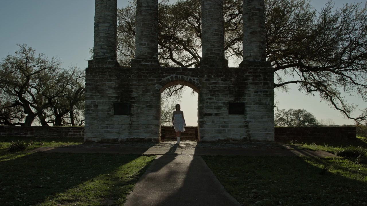 Dokumentarvideo af pige, der udforsker monumenter i Old Bailey Park