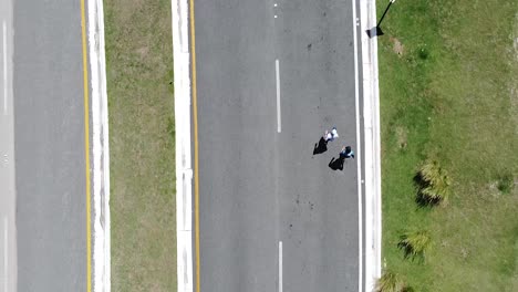 Disparo-Cenital-De-Un-Dron-Centrado-En-La-Calle-Mientras-La-Gente-Corre