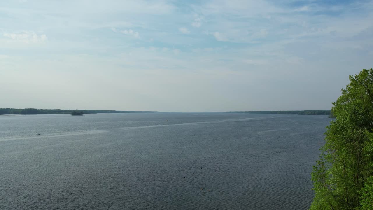 미국 중서부 지역을 따라 오하이오주에 있는 아름다운 모기 호수의 공중 드론이 앞으로 움직이는 사진