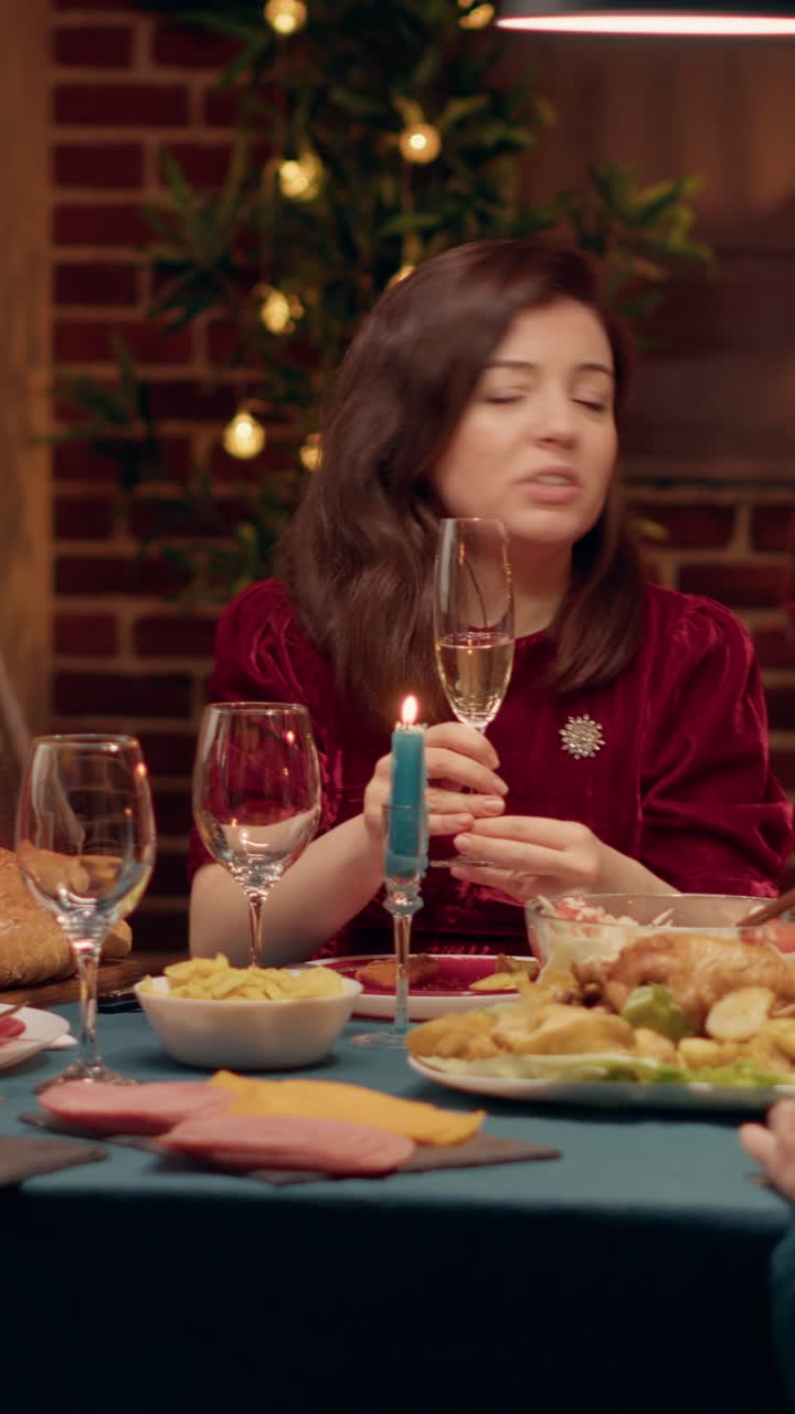 Donna che festeggia il pranzo di Natale con la famiglia