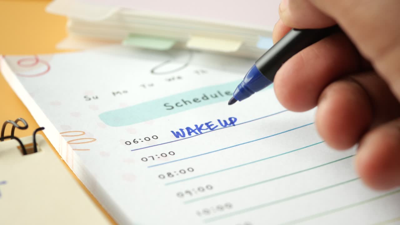 일일 스케줄 플래너에 글을 쓰는 사람