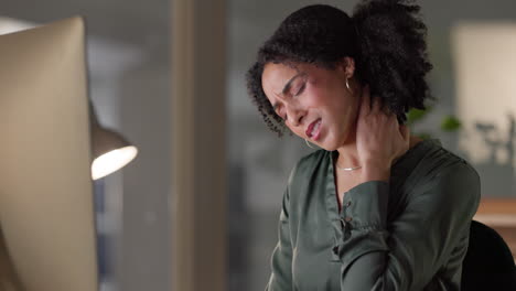 mujer de negocios, dolor de cuello y estrés en la computadora