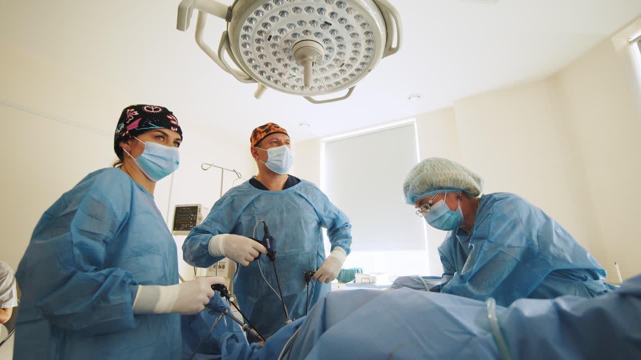 procedimiento quirúrgico en una sala de operaciones