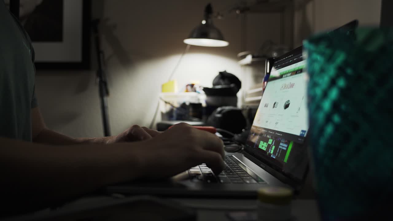 hombre tomando un descanso y bebiendo agua mientras compra en su computadora portátil