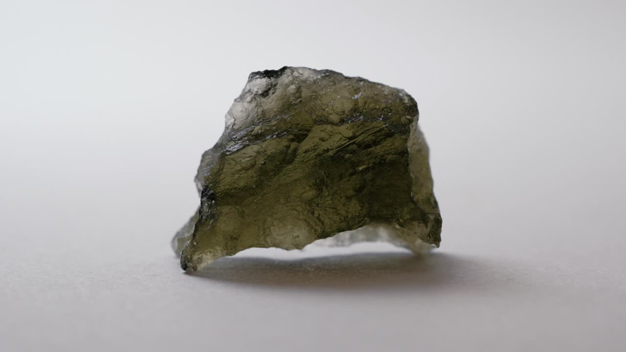 정통 원시 몰다바이트 암석 크리스탈 원석 4k 30p 매크로 샷